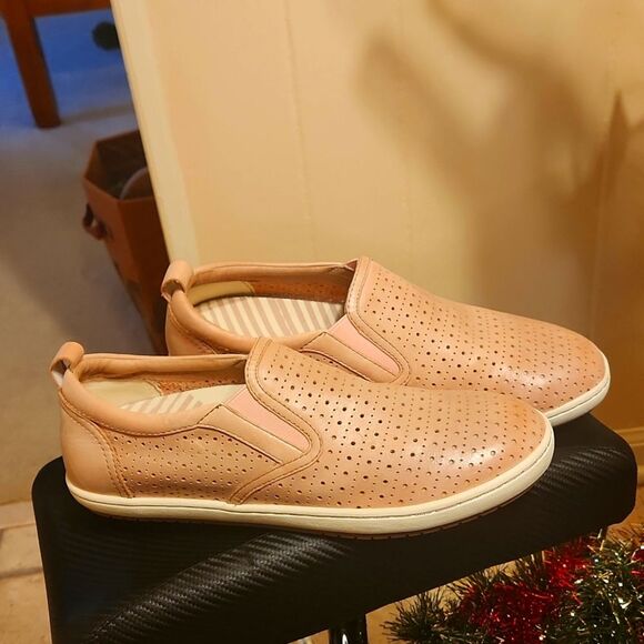 Taos Women's "Court" Pink Leather Slip-on Shoes w/ Laser Cutouts Size 9.5 - Picture 1 of 9